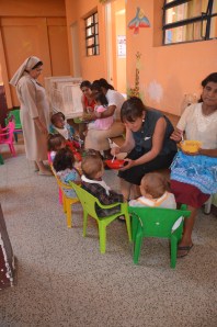 Jana helping out at lunchtime at the hospital Infantil